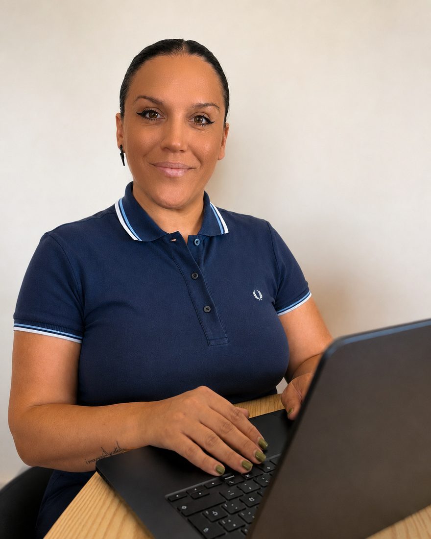 Bibiana Penas, fisioterapeuta y community manager sanitaria, trabajando con su portátil